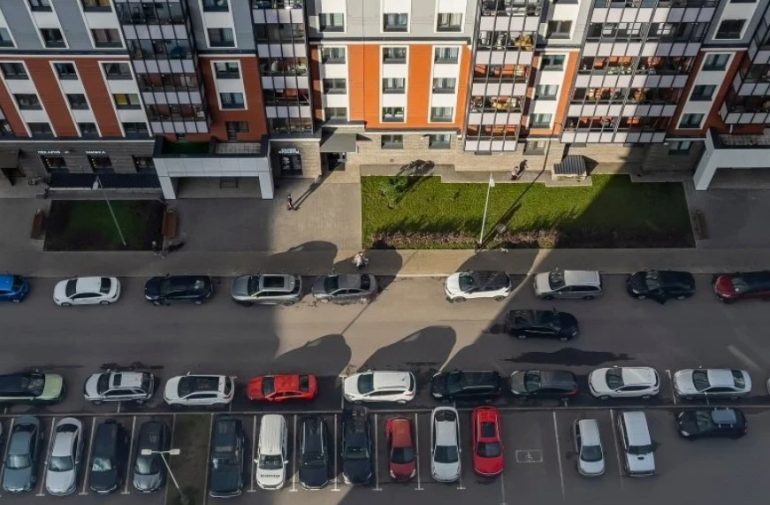 Минстрой предложил сократить число парковок у жилых комплексов эконом-класса.